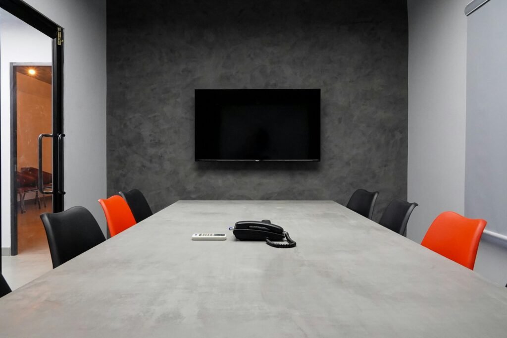 Dois anos após aquisição, simplicidade continua vencendo no mercado AV corporativo 8 Sala de reunião